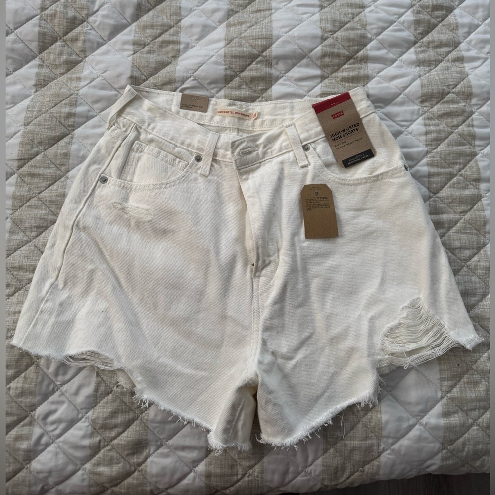 LEVIS HIGH WASTED MOM SHORTS NWT
